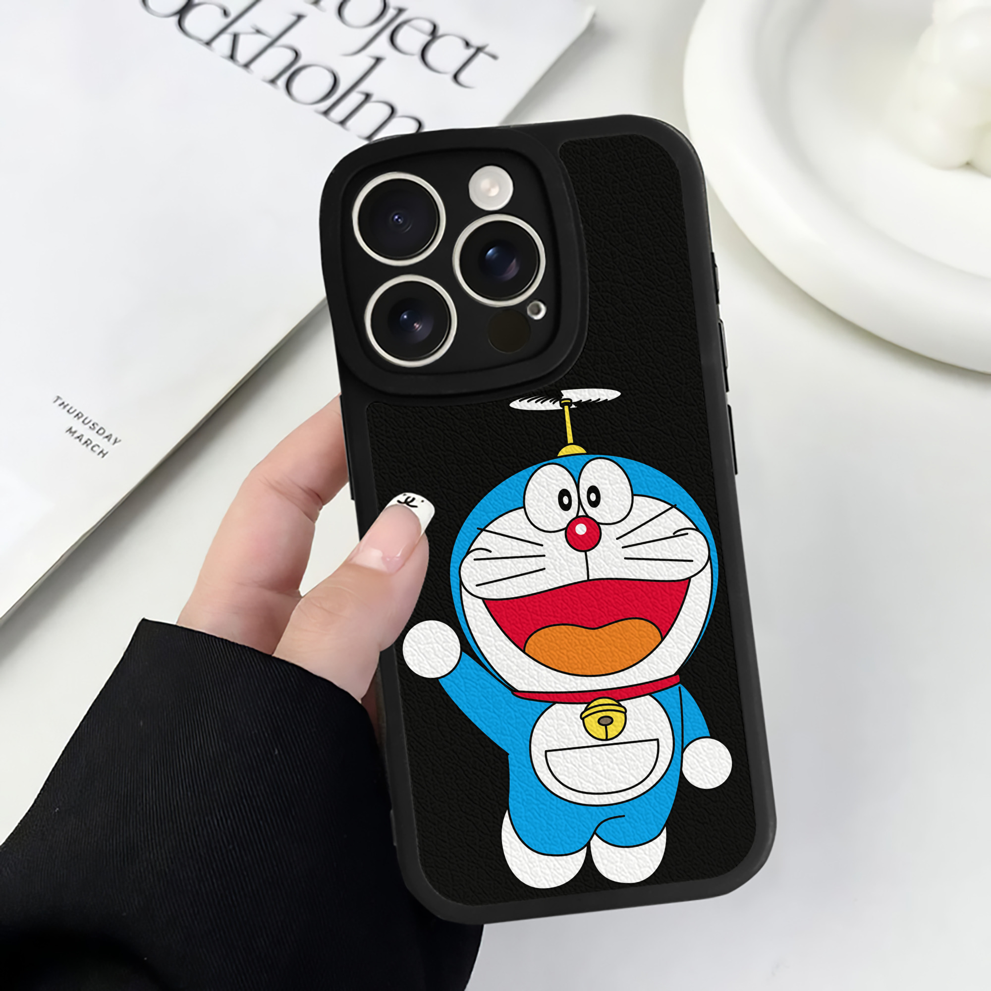 （画像用） ドラえもん Doraemon 【iPhone 16シリーズ対応】シリコンスマホケース（レザー調） 材質：シリコン